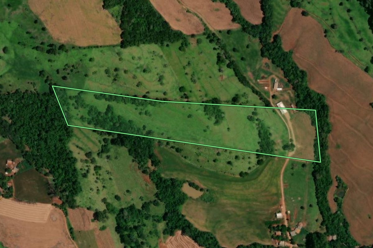 Imagem de satélite do imóvel rural em Santa Lúcia (PR), com o contorno declarado no CAR desenhado por cima.