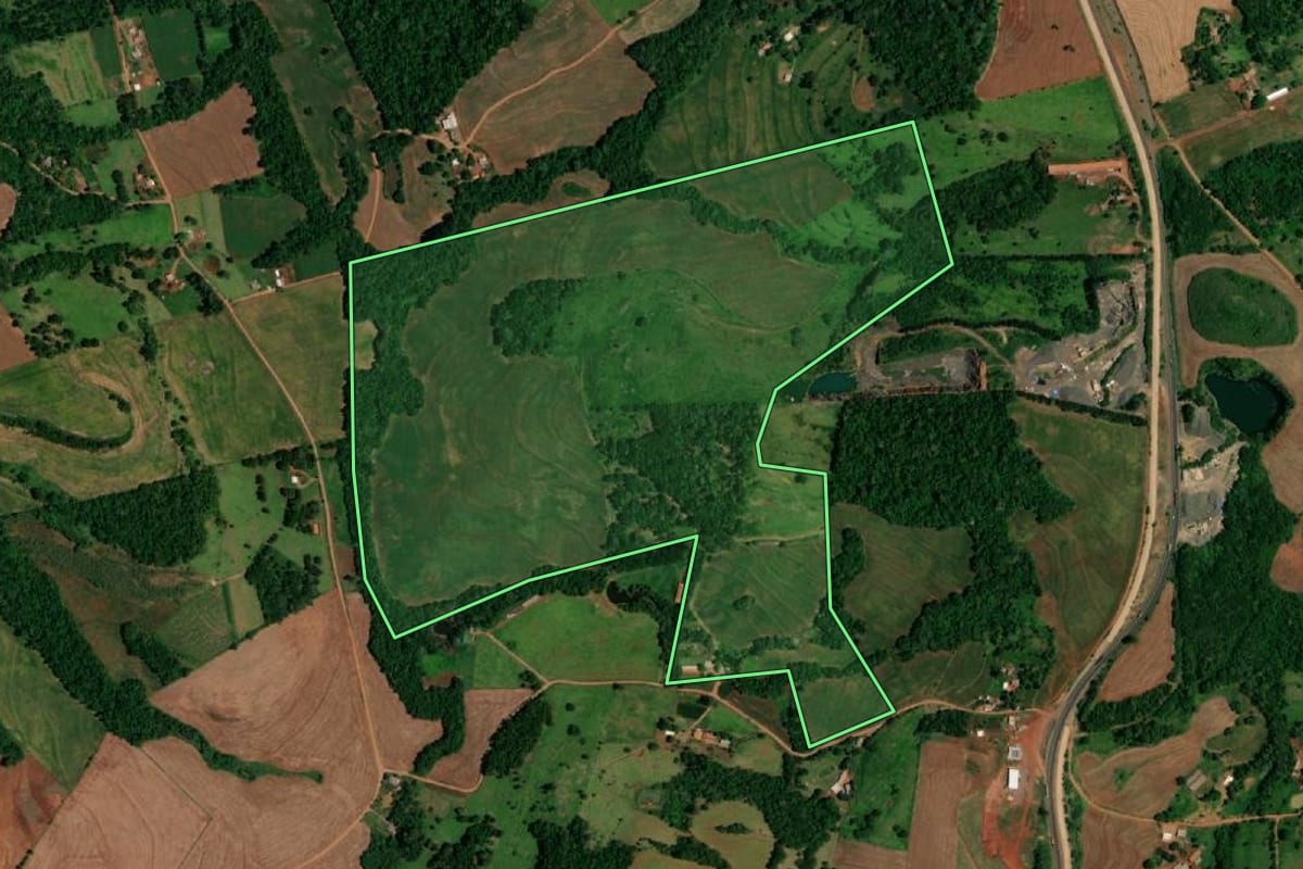 Imagem de satélite do imóvel rural em Santa Lúcia (PR), com o contorno declarado no CAR desenhado por cima.