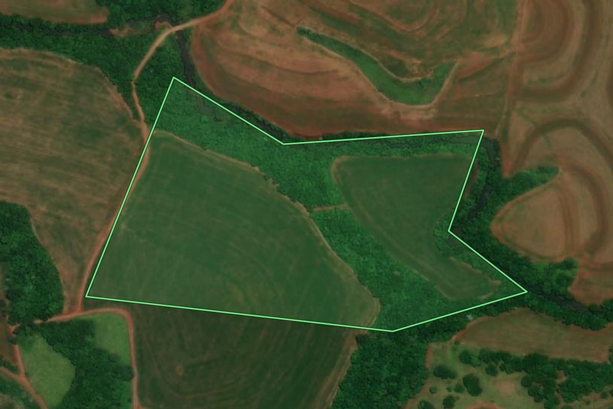 Imagem de satélite do imóvel rural em Santa Lúcia (PR), com o contorno declarado no CAR desenhado por cima.