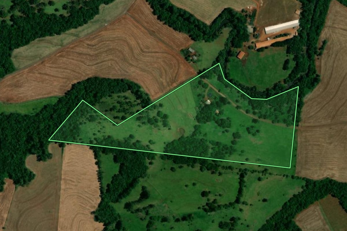 Imagem de satélite do imóvel rural em Santa Lúcia (PR), com o contorno declarado no CAR desenhado por cima.