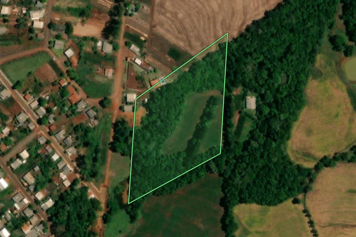 Imagem de satélite do imóvel rural em Santa Lúcia (PR), com o contorno declarado no CAR desenhado por cima.