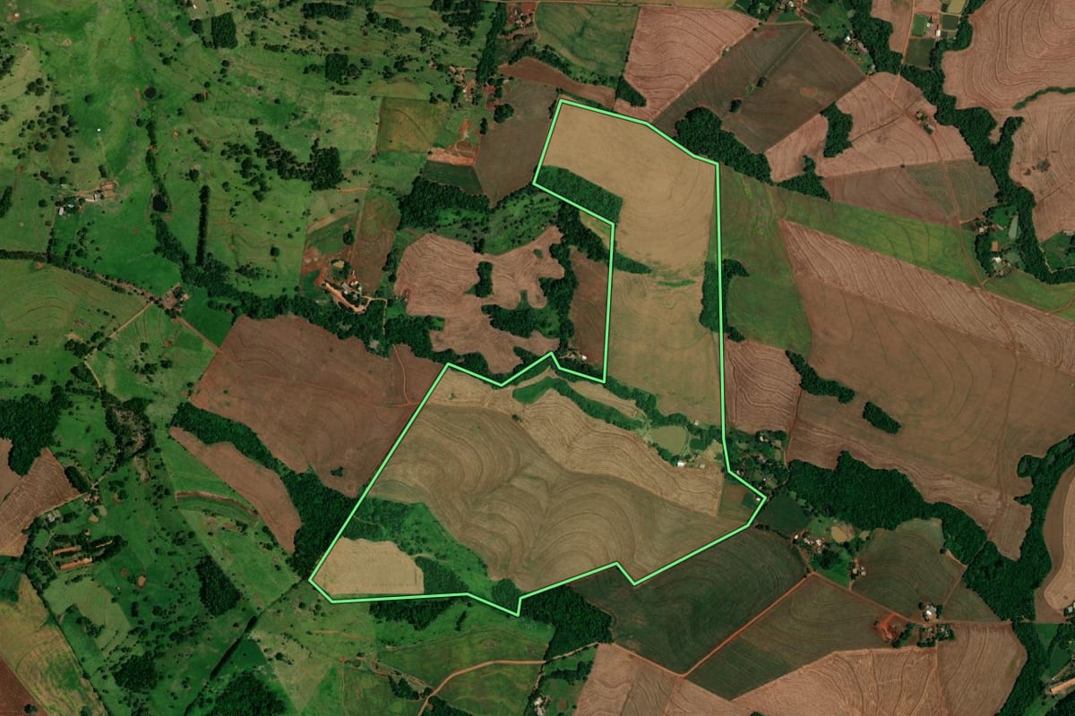 Imagem de satélite do imóvel rural em Santa Lúcia (PR), com o contorno declarado no CAR desenhado por cima.
