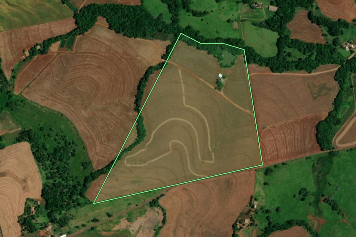 Imagem de satélite do imóvel rural em Santa Lúcia (PR), com o contorno declarado no CAR desenhado por cima.