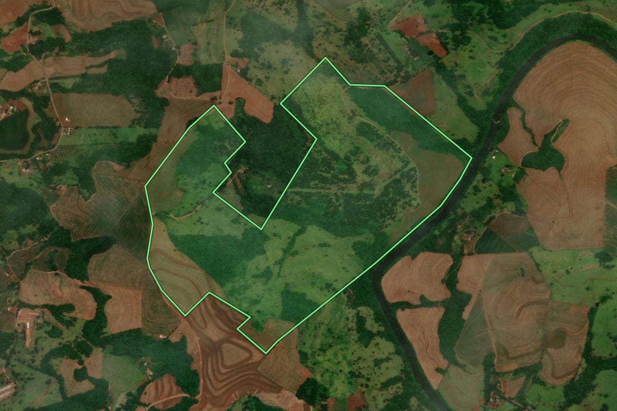 Imagem de satélite do imóvel rural em Santa Lúcia (PR), com o contorno declarado no CAR desenhado por cima.