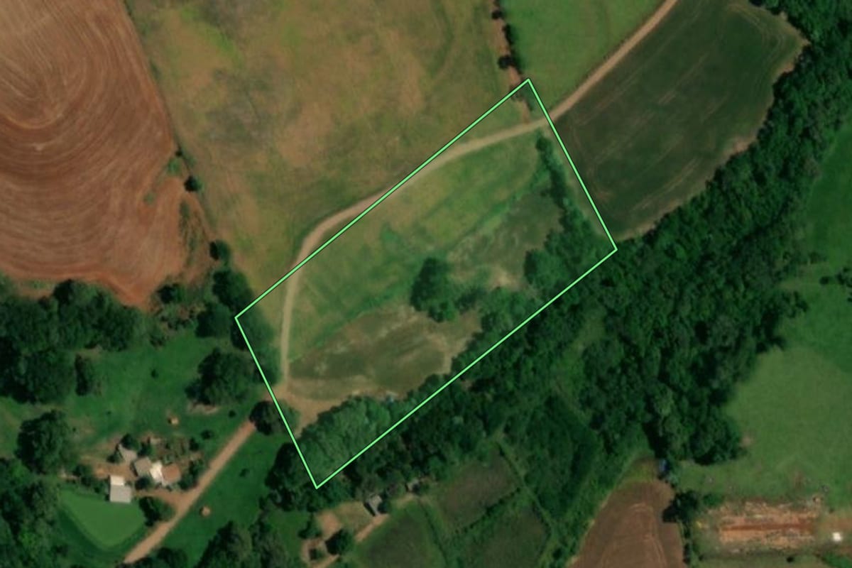 Imagem de satélite do imóvel rural em Santa Lúcia (PR), com o contorno declarado no CAR desenhado por cima.
