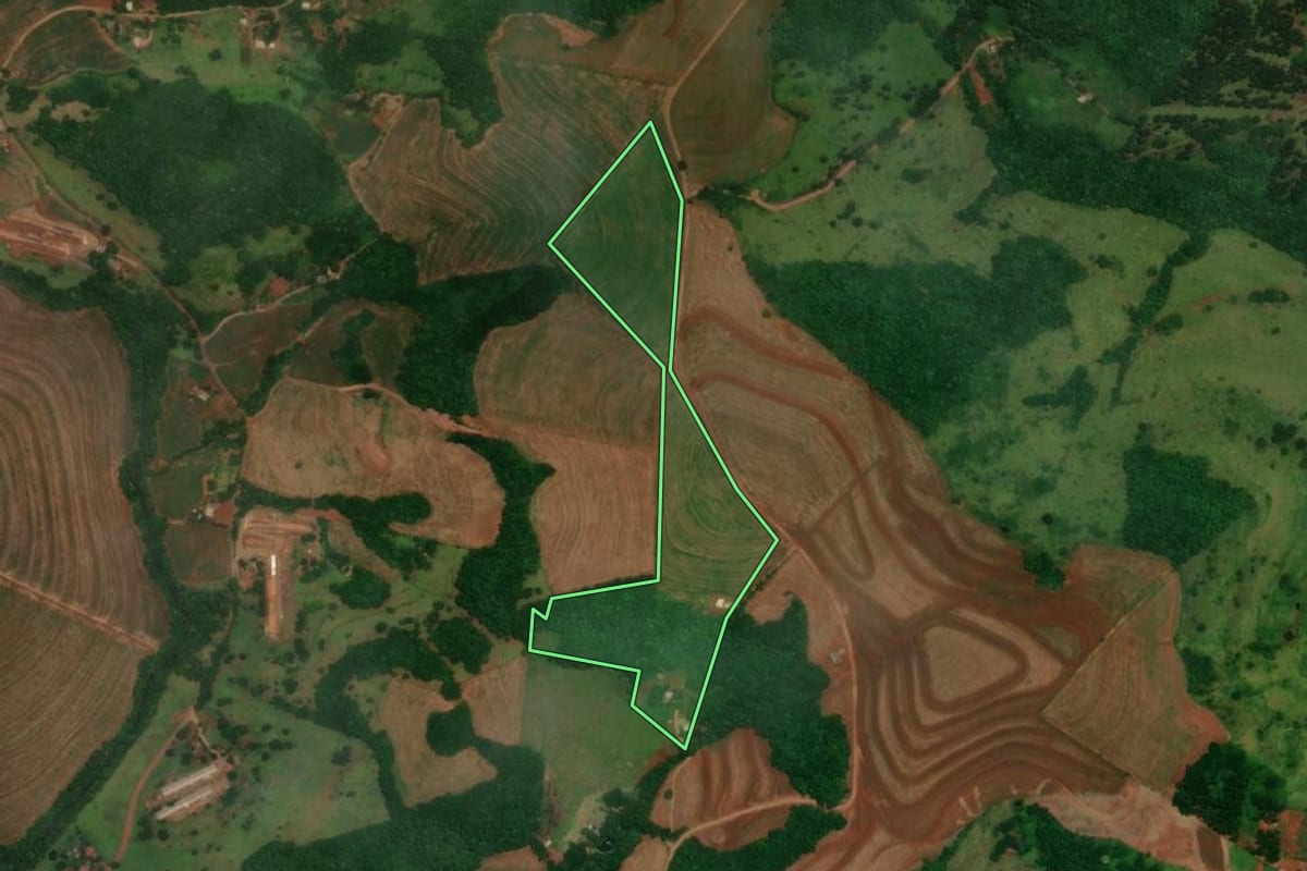 Imagem de satélite do imóvel rural em Santa Lúcia (PR), com o contorno declarado no CAR desenhado por cima.