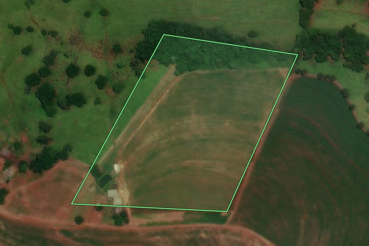 Imagem de satélite do imóvel rural em Santa Lúcia (PR), com o contorno declarado no CAR desenhado por cima.