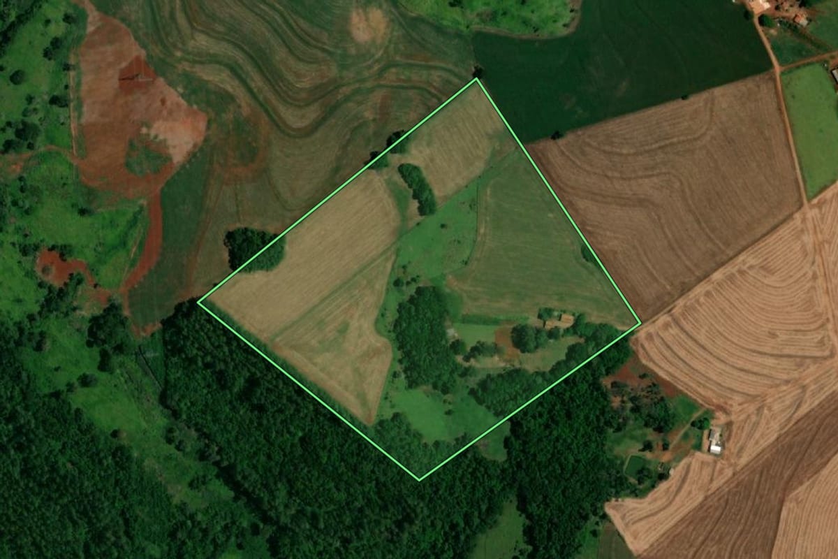 Imagem de satélite do imóvel rural em Santa Lúcia (PR), com o contorno declarado no CAR desenhado por cima.