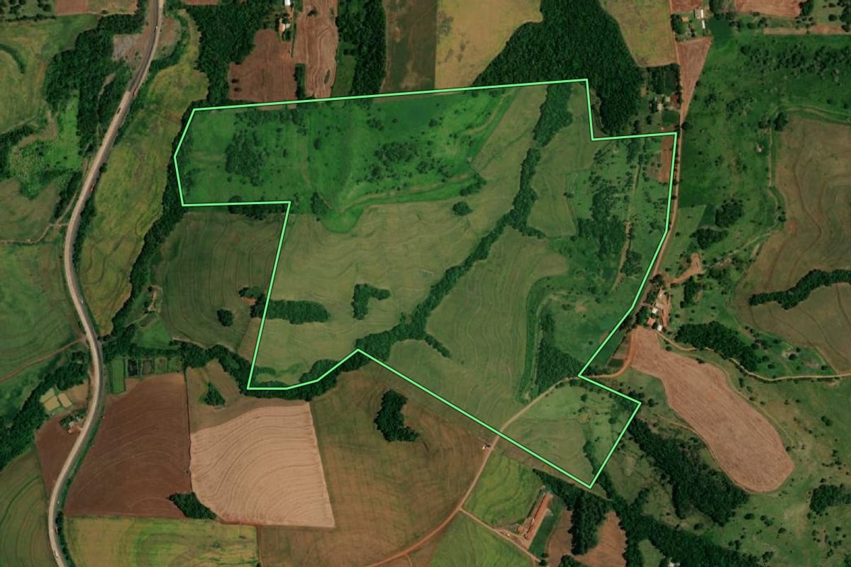 Imagem de satélite do imóvel rural em Santa Lúcia (PR), com o contorno declarado no CAR desenhado por cima.