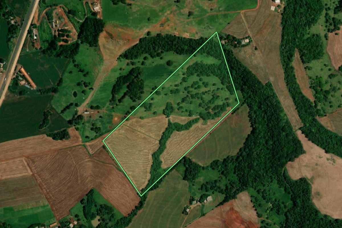 Imagem de satélite do imóvel rural em Santa Lúcia (PR), com o contorno declarado no CAR desenhado por cima.