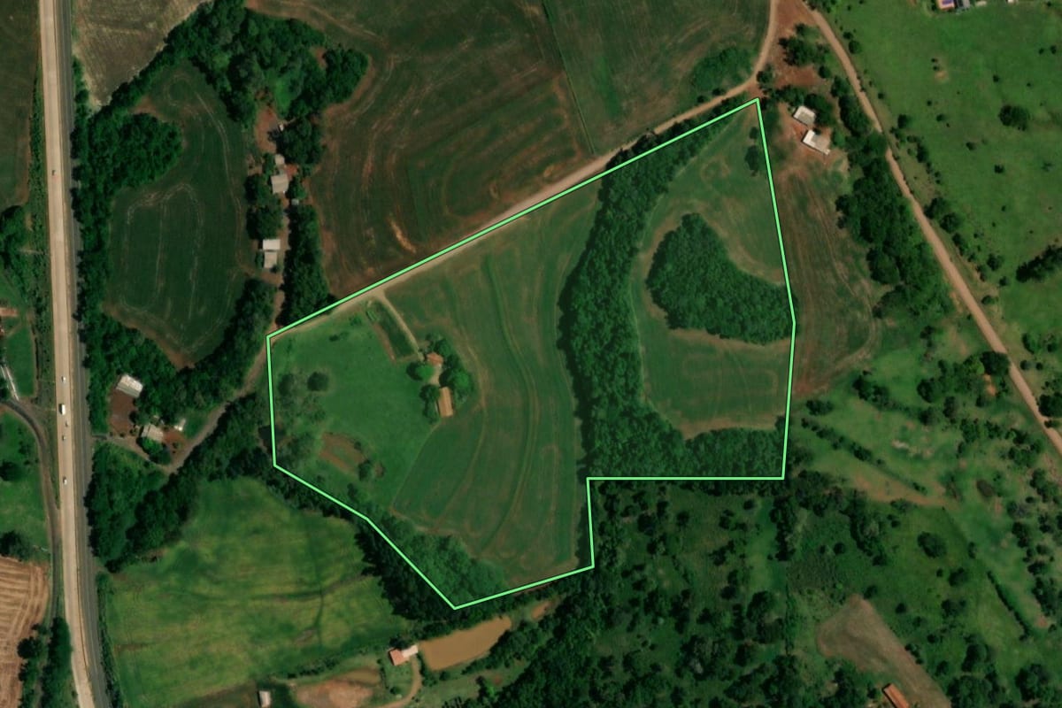 Imagem de satélite do imóvel rural em Santa Lúcia (PR), com o contorno declarado no CAR desenhado por cima.