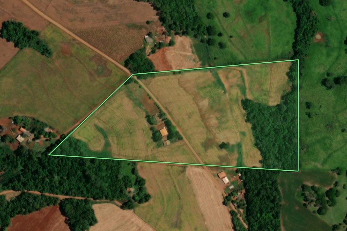 Imagem de satélite do imóvel rural em Santa Lúcia (PR), com o contorno declarado no CAR desenhado por cima.