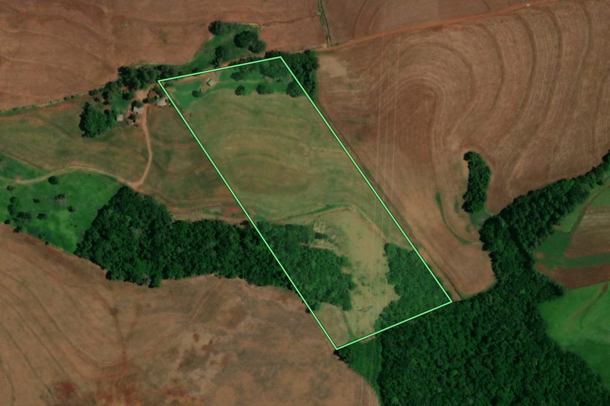 Imagem de satélite do imóvel rural em Santa Lúcia (PR), com o contorno declarado no CAR desenhado por cima.