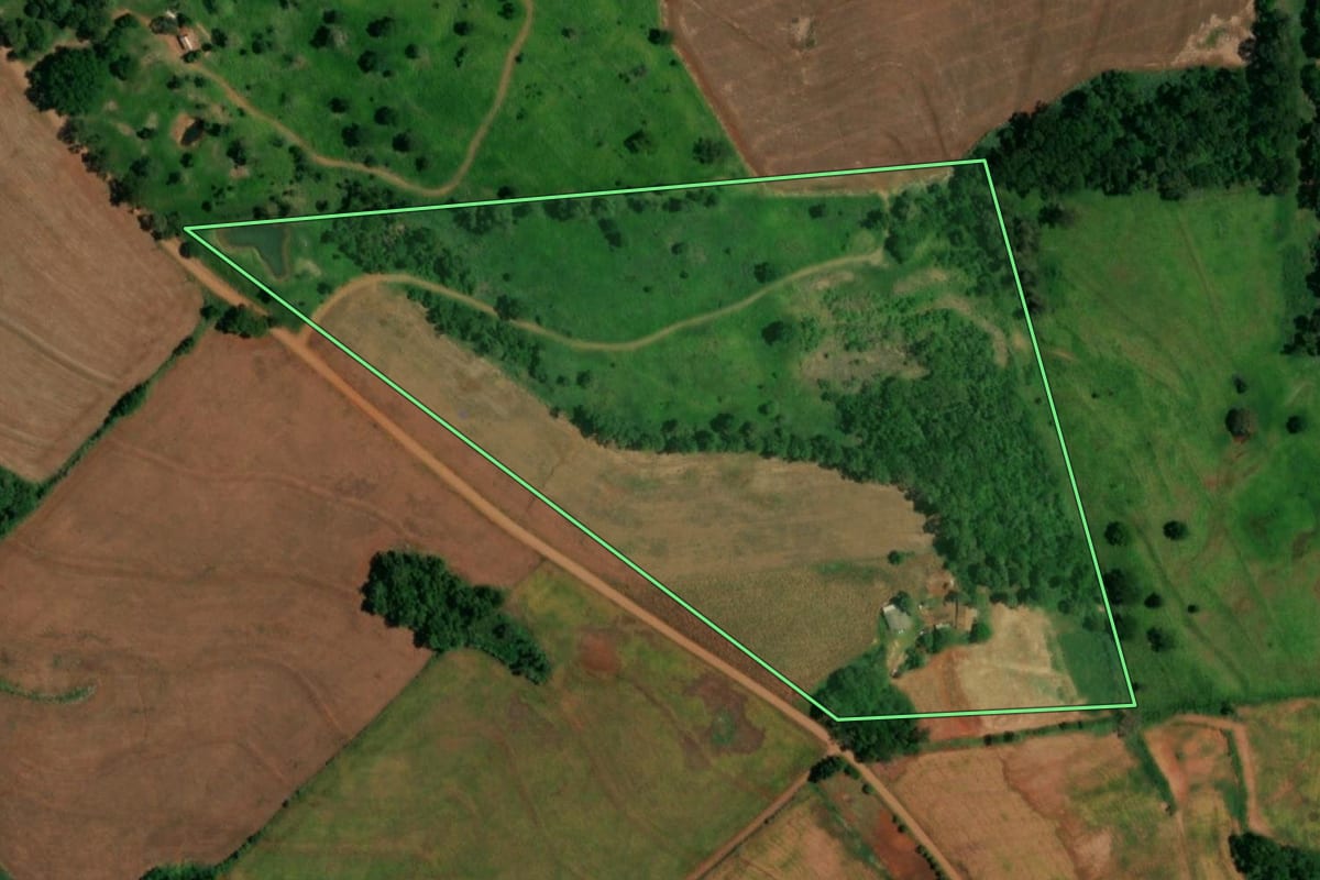 Imagem de satélite do imóvel rural em Santa Lúcia (PR), com o contorno declarado no CAR desenhado por cima.