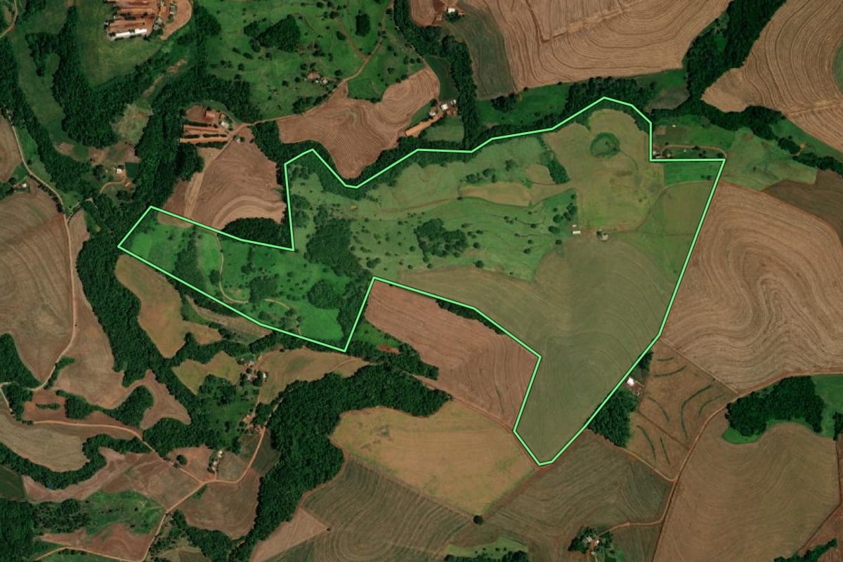 Imagem de satélite do imóvel rural em Santa Lúcia (PR), com o contorno declarado no CAR desenhado por cima.