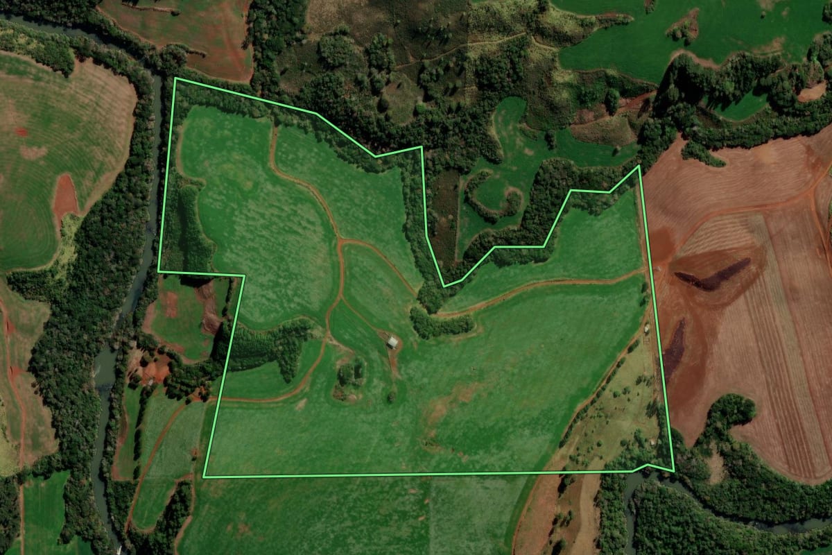 Imagem de satélite do imóvel rural em Santa Maria do Oeste (PR), com o contorno declarado no CAR desenhado por cima.