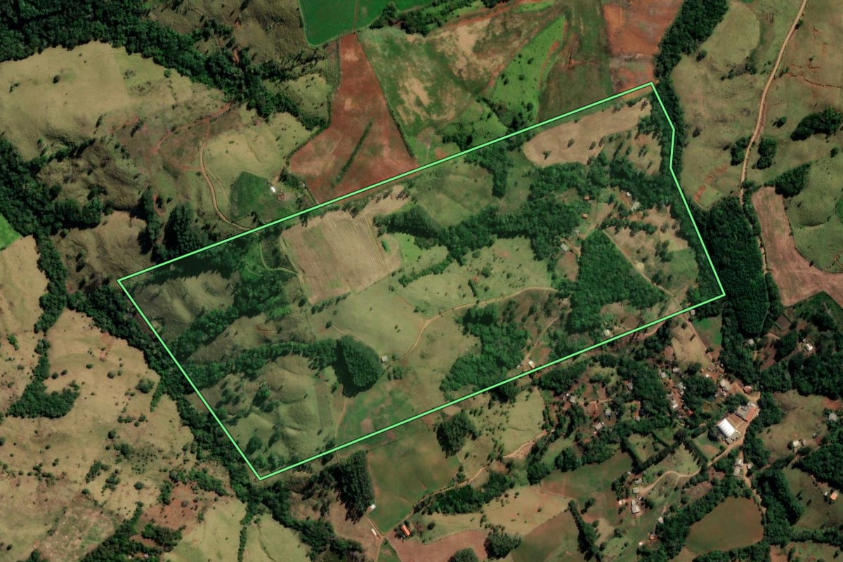 Imagem de satélite do imóvel rural em Santa Maria do Oeste (PR), com o contorno declarado no CAR desenhado por cima.