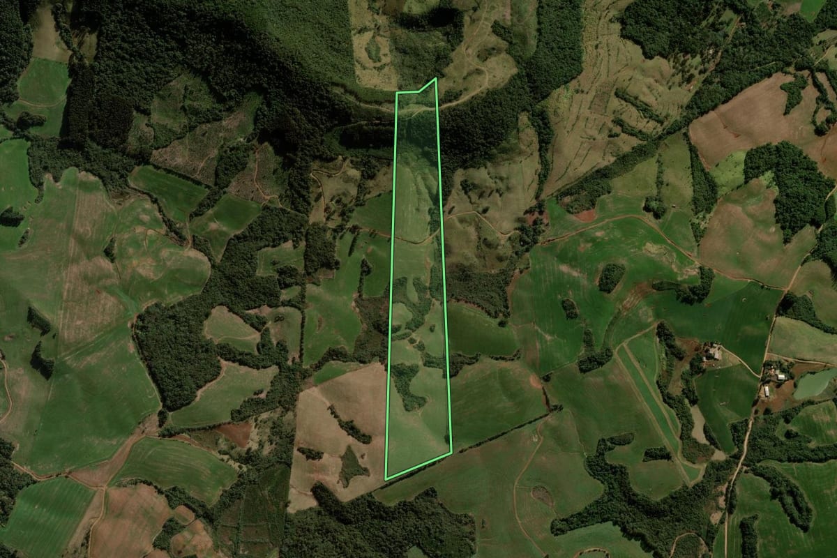 Imagem de satélite do imóvel rural em Pitanga (PR), com o contorno declarado no CAR desenhado por cima.