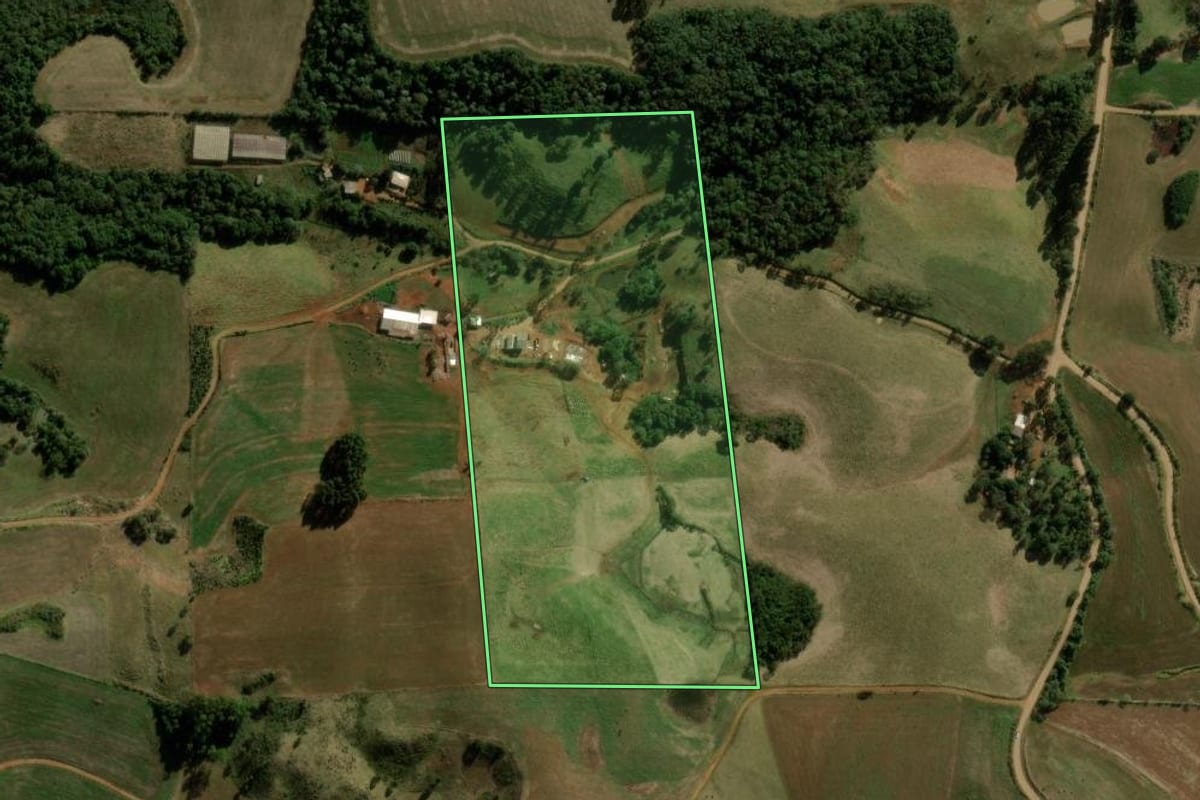 Imagem de satélite do imóvel rural em Santa Maria do Oeste (PR), com o contorno declarado no CAR desenhado por cima.