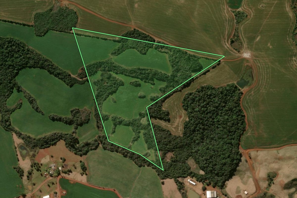 Imagem de satélite do imóvel rural em Santa Maria do Oeste (PR), com o contorno declarado no CAR desenhado por cima.