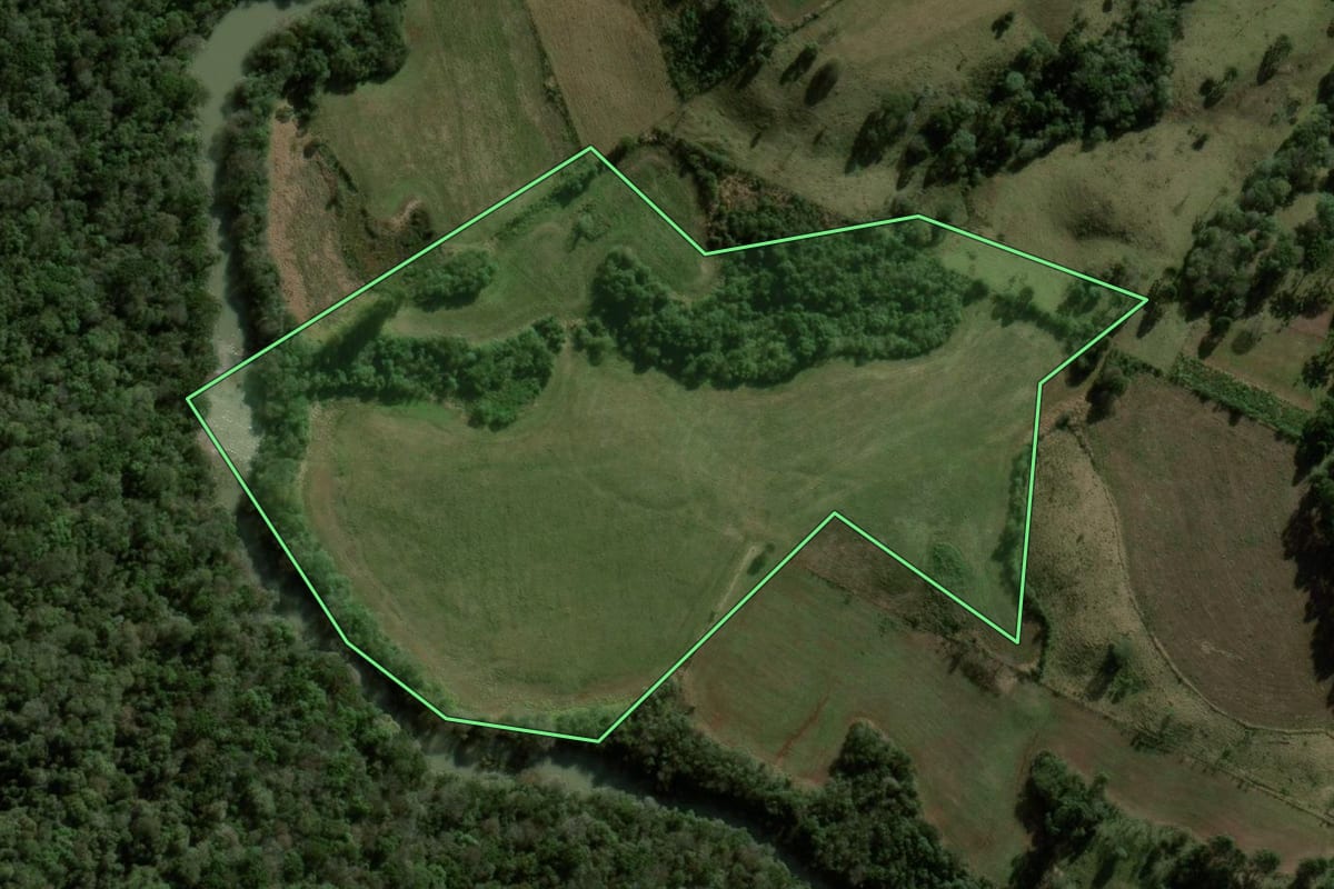 Imagem de satélite do imóvel rural em Santa Maria do Oeste (PR), com o contorno declarado no CAR desenhado por cima.