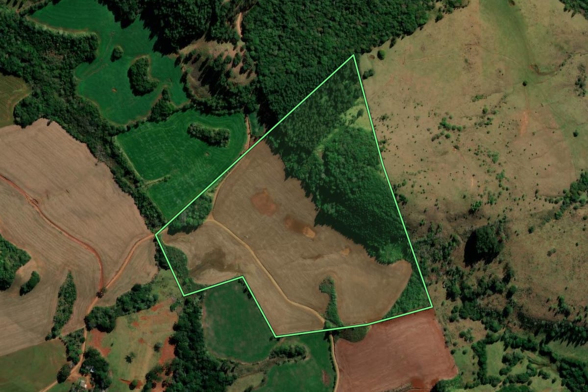 Imagem de satélite do imóvel rural em Santa Maria do Oeste (PR), com o contorno declarado no CAR desenhado por cima.