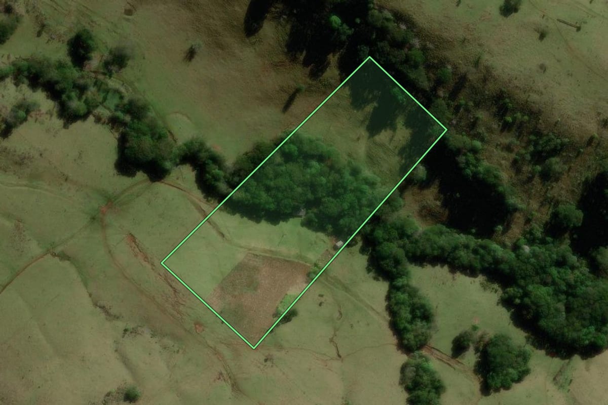 Imagem de satélite do imóvel rural em Santa Maria do Oeste (PR), com o contorno declarado no CAR desenhado por cima.