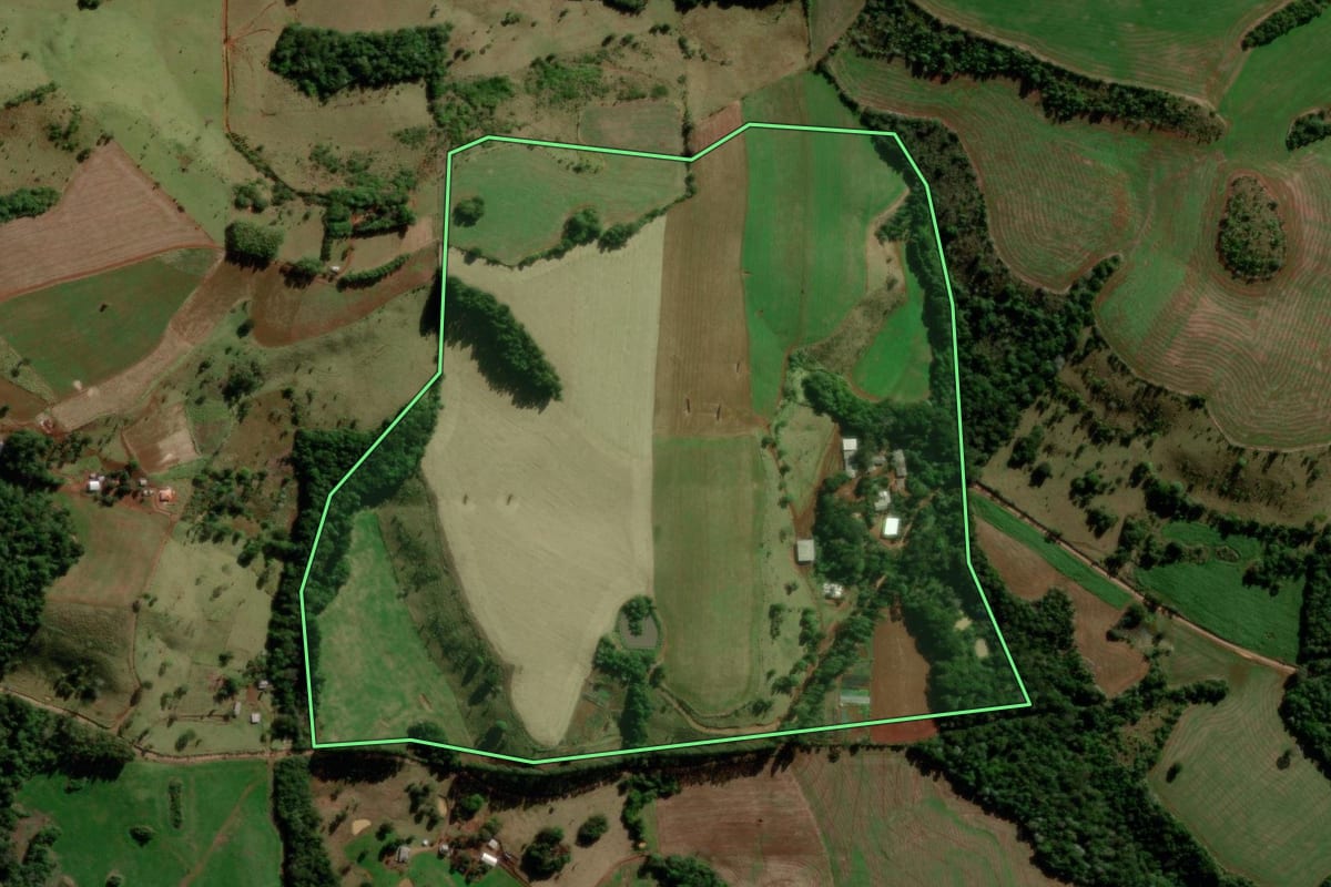 Imagem de satélite do imóvel rural em Santa Maria do Oeste (PR), com o contorno declarado no CAR desenhado por cima.