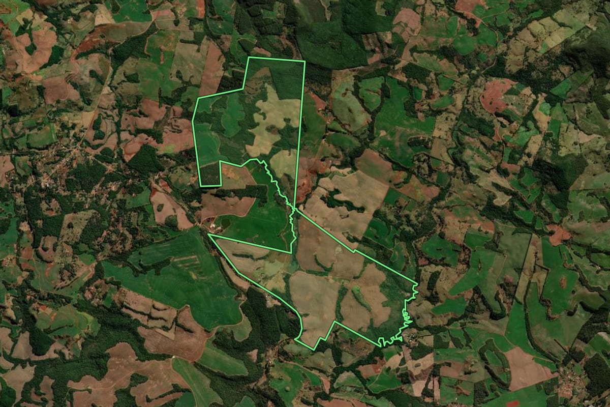 Imagem de satélite do imóvel rural em Santa Maria do Oeste (PR), com o contorno declarado no CAR desenhado por cima.