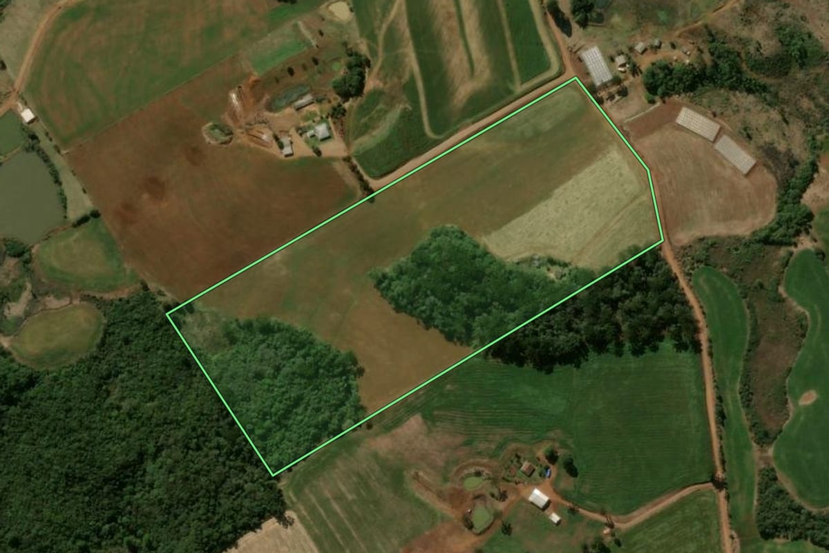 Imagem de satélite do imóvel rural em Santa Maria do Oeste (PR), com o contorno declarado no CAR desenhado por cima.