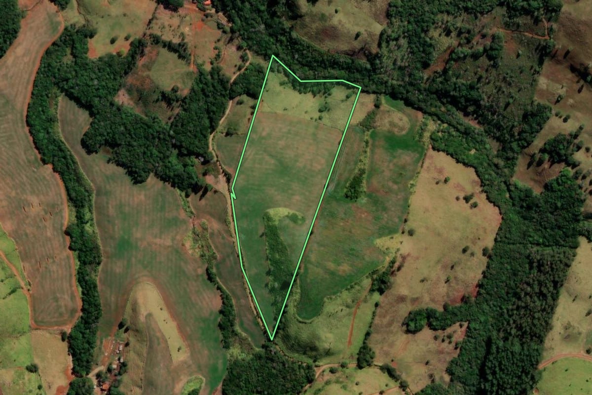 Imagem de satélite do imóvel rural em Santa Maria do Oeste (PR), com o contorno declarado no CAR desenhado por cima.