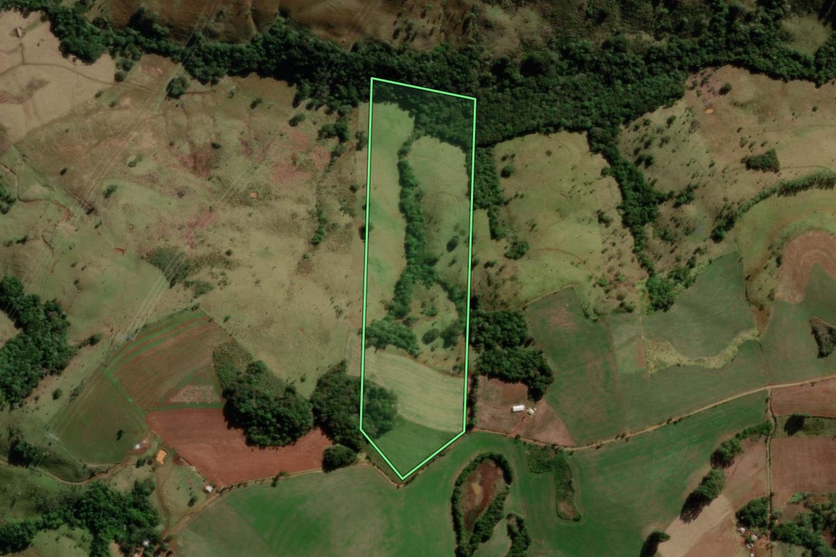 Imagem de satélite do imóvel rural em Santa Maria do Oeste (PR), com o contorno declarado no CAR desenhado por cima.