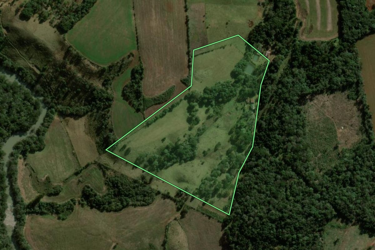 Imagem de satélite do imóvel rural em Santa Maria do Oeste (PR), com o contorno declarado no CAR desenhado por cima.