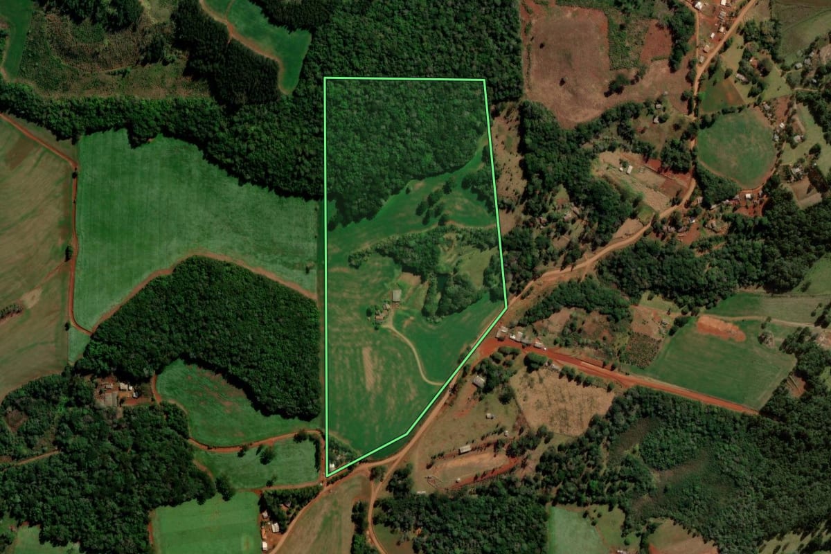 Imagem de satélite do imóvel rural em Santa Maria do Oeste (PR), com o contorno declarado no CAR desenhado por cima.