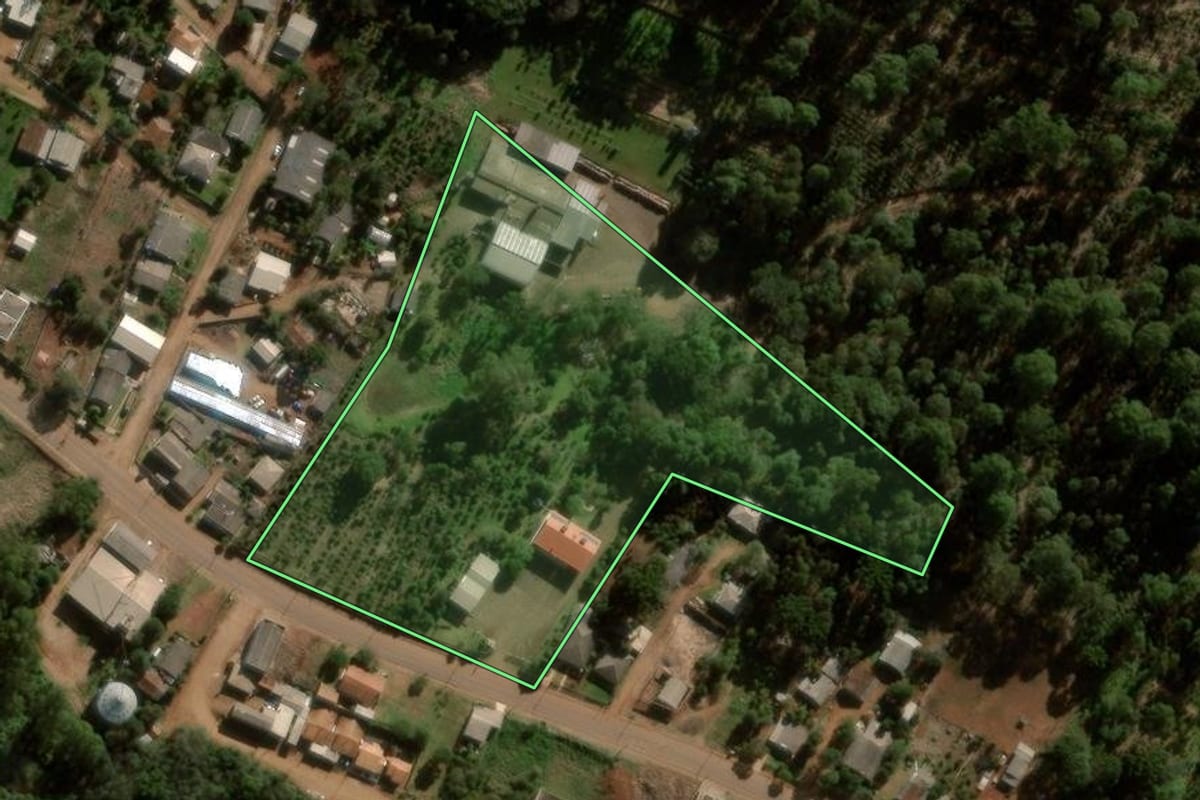 Imagem de satélite do imóvel rural em Santa Maria do Oeste (PR), com o contorno declarado no CAR desenhado por cima.