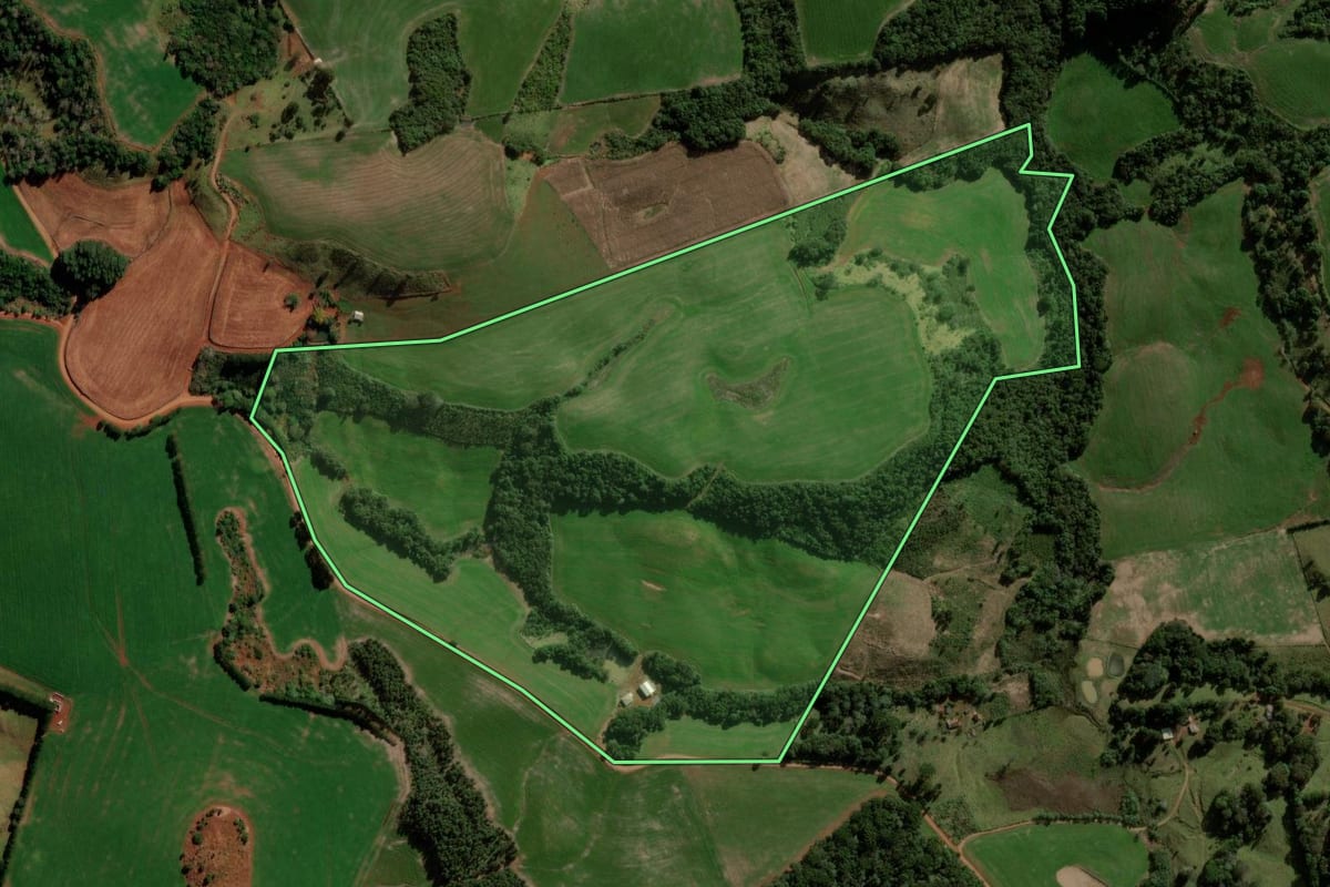 Imagem de satélite do imóvel rural em Santa Maria do Oeste (PR), com o contorno declarado no CAR desenhado por cima.