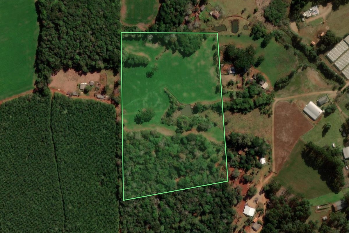 Imagem de satélite do imóvel rural em Santa Maria do Oeste (PR), com o contorno declarado no CAR desenhado por cima.