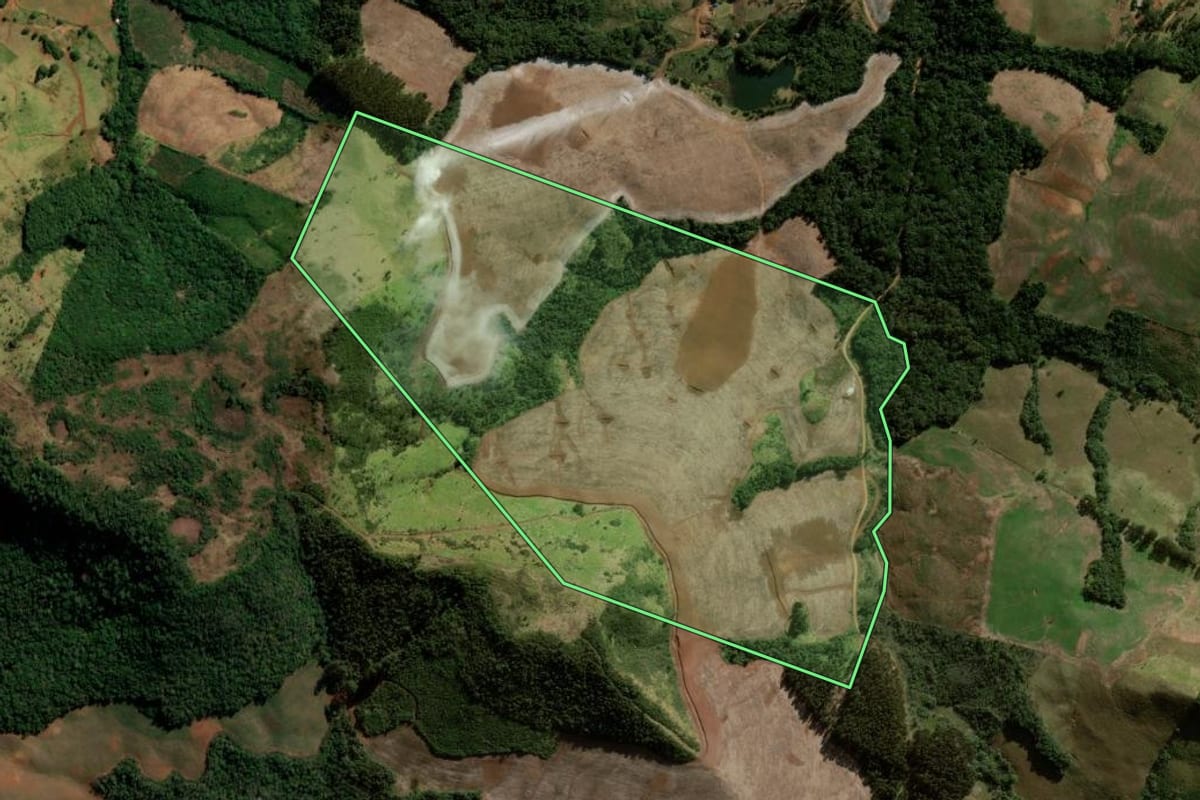 Imagem de satélite do imóvel rural em Santa Maria do Oeste (PR), com o contorno declarado no CAR desenhado por cima.