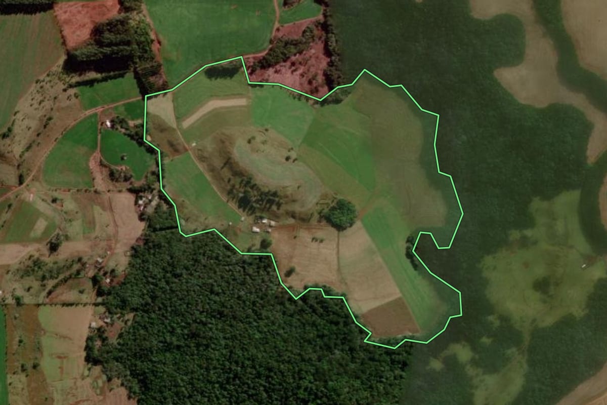 Imagem de satélite do imóvel rural em Santa Maria do Oeste (PR), com o contorno declarado no CAR desenhado por cima.