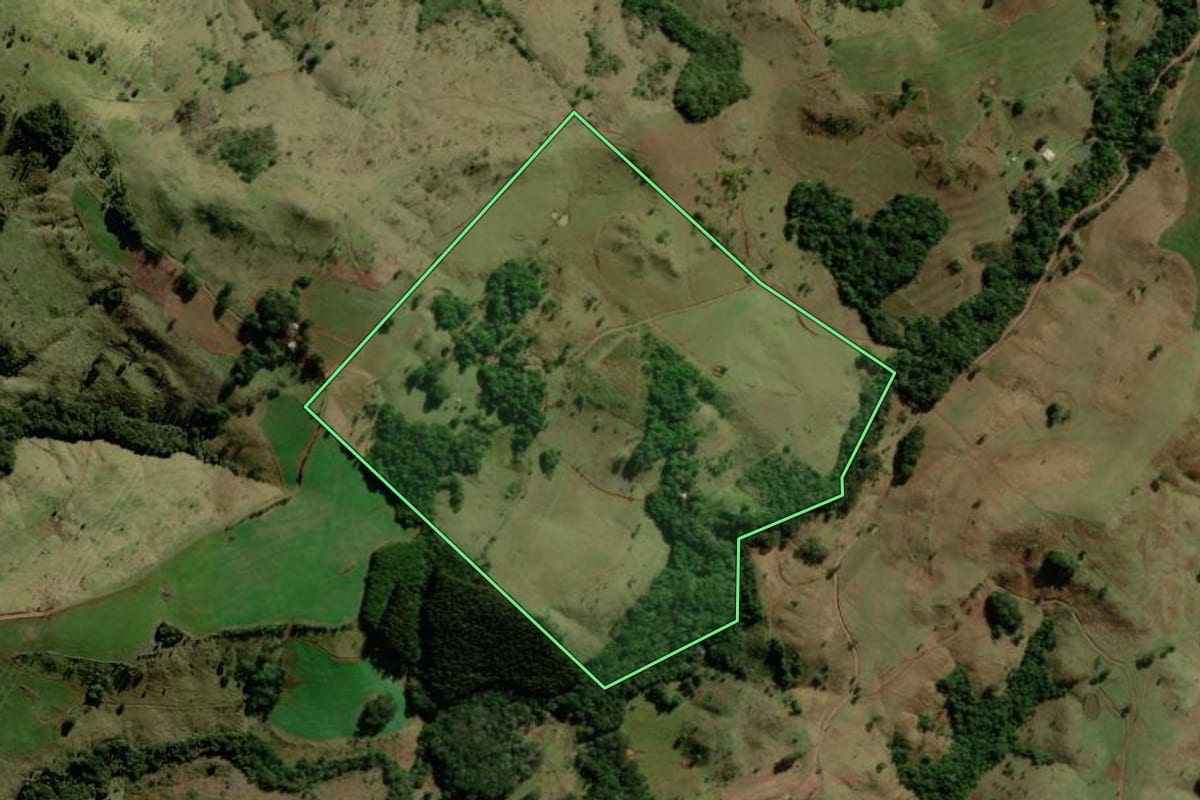 Imagem de satélite do imóvel rural em Santa Maria do Oeste (PR), com o contorno declarado no CAR desenhado por cima.