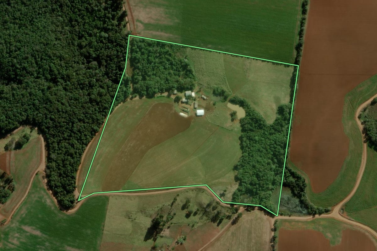 Imagem de satélite do imóvel rural em Santa Maria do Oeste (PR), com o contorno declarado no CAR desenhado por cima.
