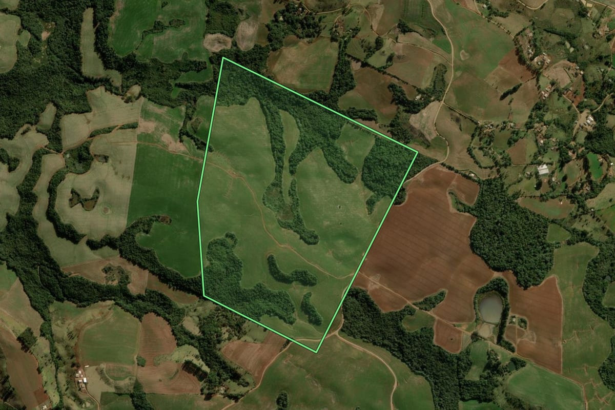 Imagem de satélite do imóvel rural em Santa Maria do Oeste (PR), com o contorno declarado no CAR desenhado por cima.