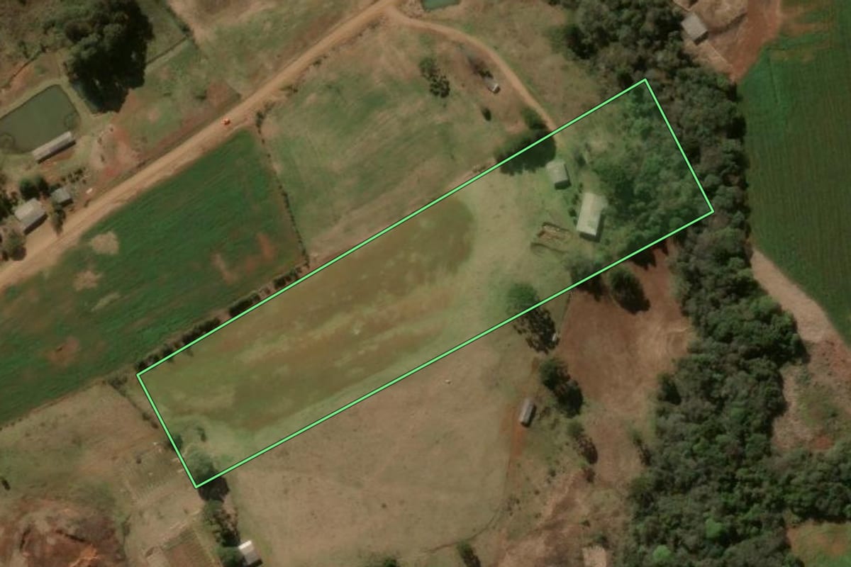 Imagem de satélite do imóvel rural em Santa Maria do Oeste (PR), com o contorno declarado no CAR desenhado por cima.