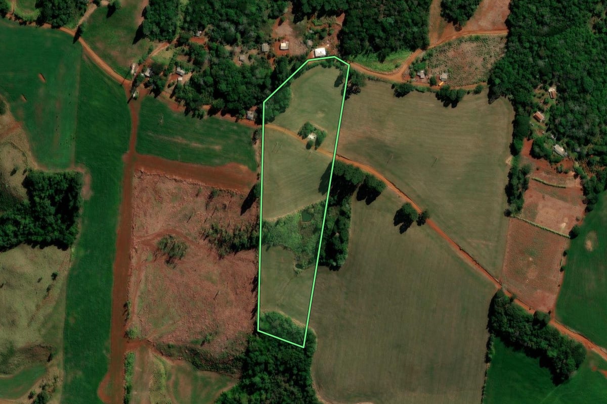 Imagem de satélite do imóvel rural em Santa Maria do Oeste (PR), com o contorno declarado no CAR desenhado por cima.