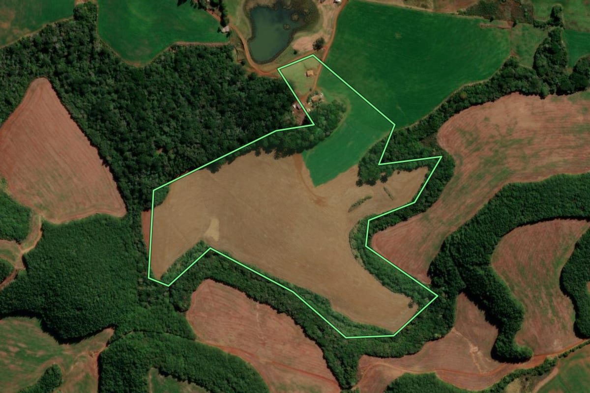 Imagem de satélite do imóvel rural em Santa Maria do Oeste (PR), com o contorno declarado no CAR desenhado por cima.