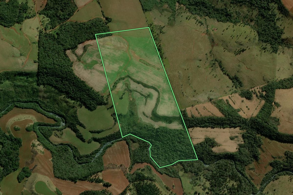 Imagem de satélite do imóvel rural em Santa Maria do Oeste (PR), com o contorno declarado no CAR desenhado por cima.