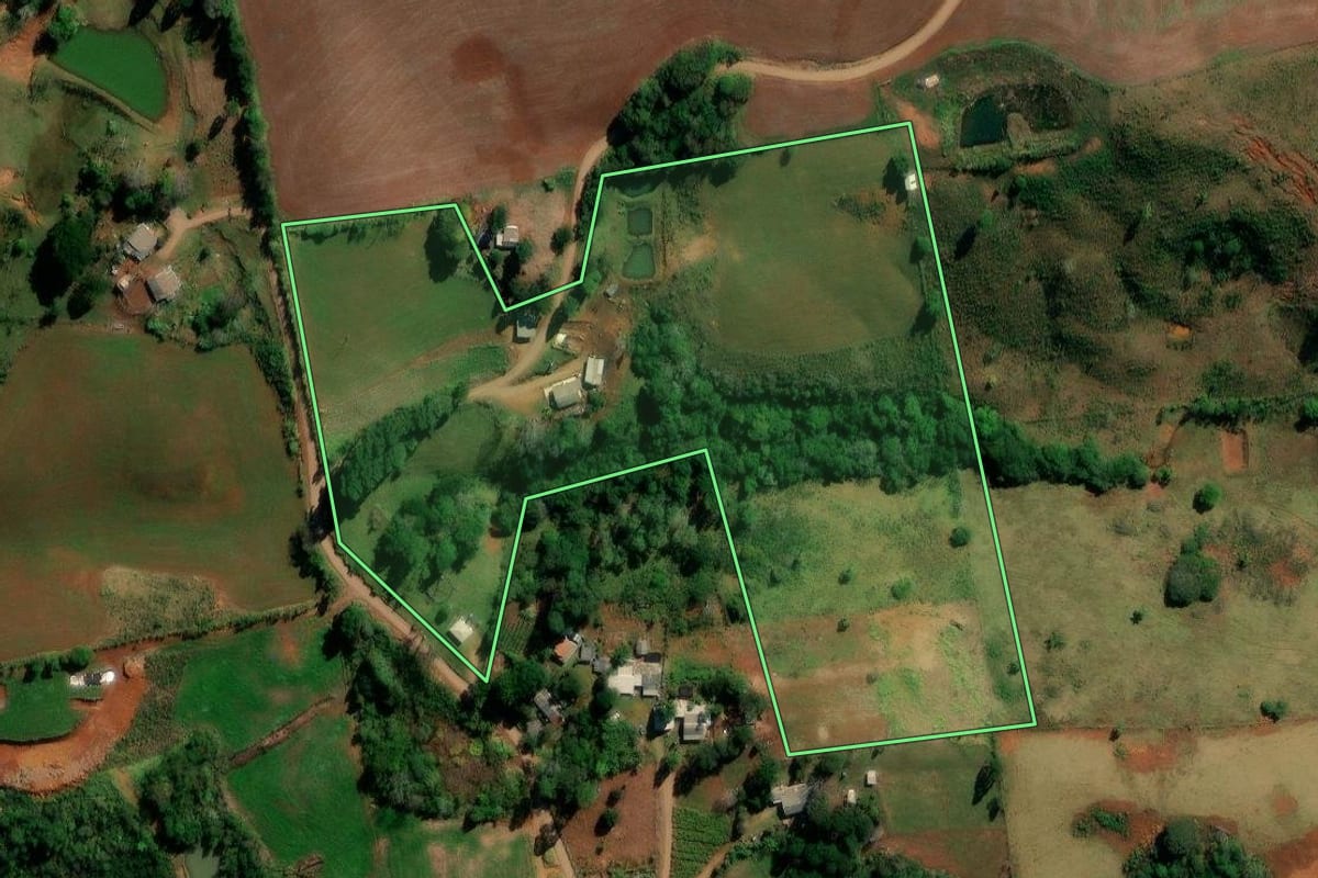 Imagem de satélite do imóvel rural em Santa Maria do Oeste (PR), com o contorno declarado no CAR desenhado por cima.