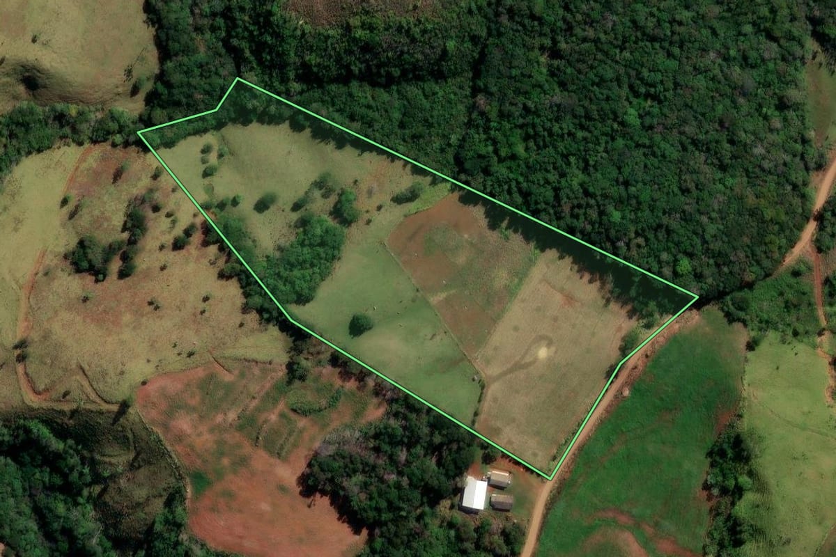 Imagem de satélite do imóvel rural em Santa Maria do Oeste (PR), com o contorno declarado no CAR desenhado por cima.