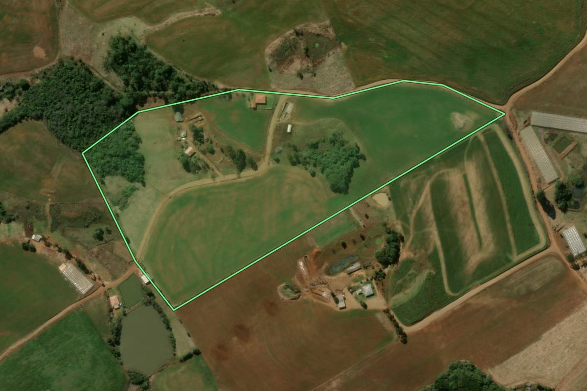 Imagem de satélite do imóvel rural em Santa Maria do Oeste (PR), com o contorno declarado no CAR desenhado por cima.