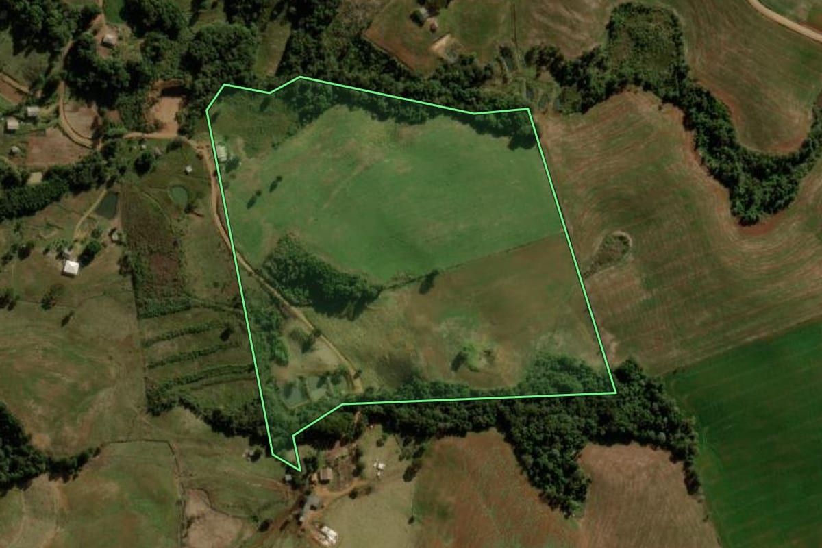 Imagem de satélite do imóvel rural em Santa Maria do Oeste (PR), com o contorno declarado no CAR desenhado por cima.